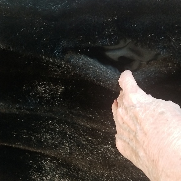 DUFFEL OUTDOOR Black Faux Fur Vest w/front zip up Sz L/XL. EUC Price Firm #2505 - Picture 7 of 9